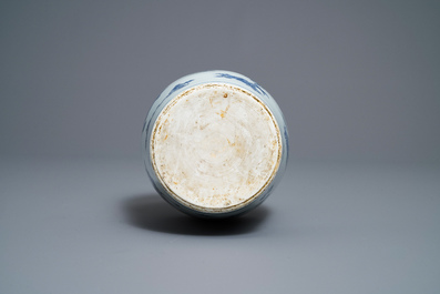 Een Chinese blauw-witte knobbelvaas met floraal decor, Transitie periode