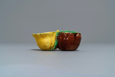 Un compte-gouttes en porcelaine de Chine biscuit &eacute;maill&eacute; verte, Kangxi