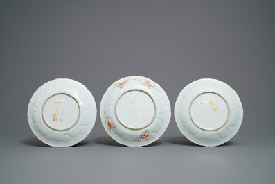 Trois assiettes en porcelaine de Chine en rouge de fer et dor&eacute;, Kangxi