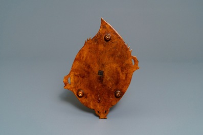 Une plaque en pierre &agrave; savon incrust&eacute; de nacre, marque en creux, Chine, 19/20&egrave;me