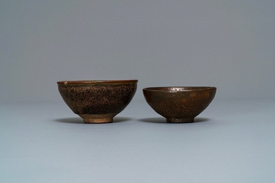 Deux bols en gr&egrave;s porcelaineux de type jianyao &agrave; &eacute;mail 'fourrure de li&egrave;vre' et brun, Song