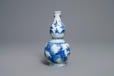 Een Chinese blauw-witte kalebasvaas met figuratief decor, Transitie periode