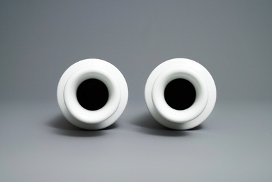 Une paire de vases de forme rouleau en porcelaine de Chine famille rose, 20&egrave;me
