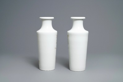 Une paire de vases de forme rouleau en porcelaine de Chine famille rose, 20&egrave;me