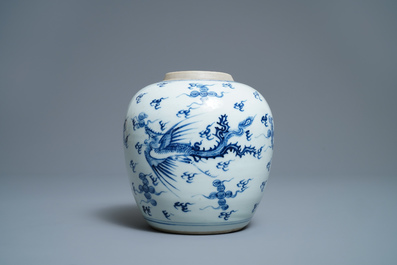 Un pot &agrave; gingembre en porcelaine de Chine en bleu et blanc &agrave; d&eacute;cor d'un dragon et un ph&eacute;nix, Kangxi