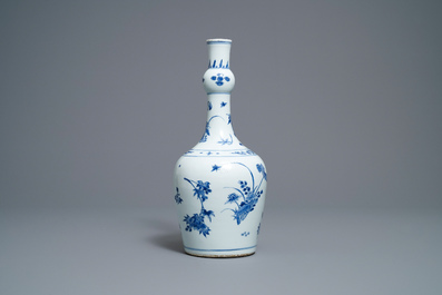 Een Chinese blauw-witte knobbelvaas met floraal decor, Transitie periode