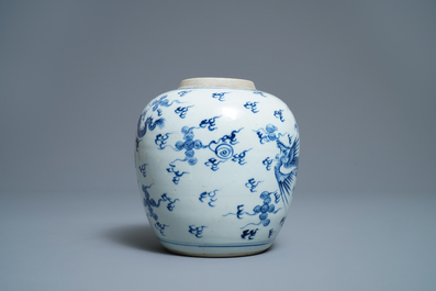 Un pot &agrave; gingembre en porcelaine de Chine en bleu et blanc &agrave; d&eacute;cor d'un dragon et un ph&eacute;nix, Kangxi