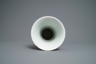 Een Chinese blauw-witte gu vaas met figuratief decor, Kangxi