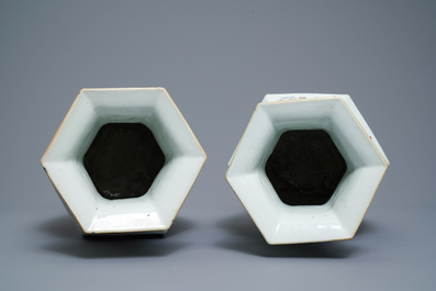 Une paire de vases de forme hexagonale en porcelaine de Chine qianjiang cai, 19/20&egrave;me