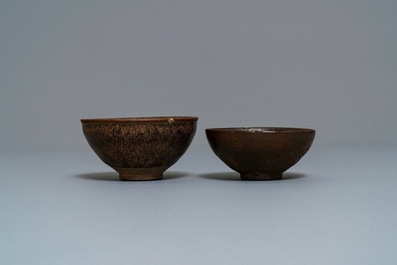 Deux bols en gr&egrave;s porcelaineux de type jianyao &agrave; &eacute;mail 'fourrure de li&egrave;vre' et brun, Song
