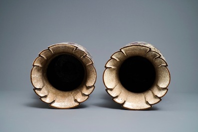 Une paire de vases aux guerriers en gr&egrave;s de Nankin, Chine, 19&egrave;me