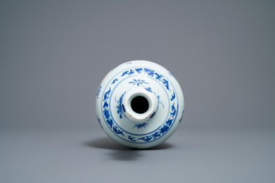 A Chinese blue and white garlic-neck bottle vase, Transitional period