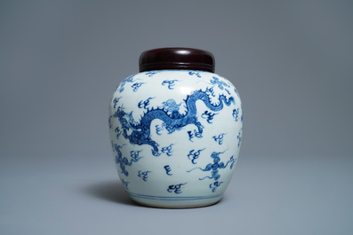 Un pot &agrave; gingembre en porcelaine de Chine en bleu et blanc &agrave; d&eacute;cor d'un dragon et un ph&eacute;nix, Kangxi