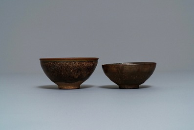 Deux bols en gr&egrave;s porcelaineux de type jianyao &agrave; &eacute;mail 'fourrure de li&egrave;vre' et brun, Song