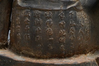 Een grote Chinese gietijzeren figuur van Guanyin met opschrift op de rug, Ming/Qing