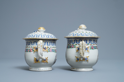 Une paire de bols couverts sur pr&eacute;sentoirs en porcelaine de Chine famille rose, Qianlong