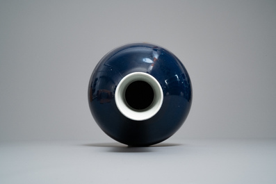 Een monochrome Chinese 'sacrificial blue' flesvormige vaas, Qianlong merk en periode