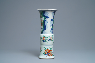 Un vase de forme gu en porcelaine de Chine wucai, Shunzhi