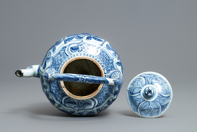 Une verseuse &agrave; vin en porcelaine de Chine en bleu et blanc, Wanli