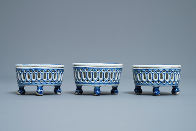 Trois salerons en porcelaine de Chine en bleu et blanc, Qianlong