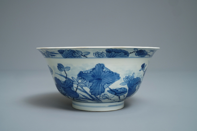 Un bol en porcelaine de Chine en bleu et blanc d&eacute;cor de h&eacute;rons, marque Fu, Kangxi