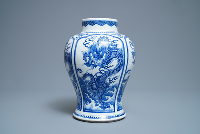 Un vase en porcelaine de Chine en bleu et blanc &agrave; d&eacute;cor de dragons, Kangxi