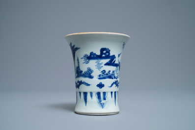 Un pot &agrave; pinceaux en porcelaine de Chine en bleu et blanc, &eacute;poque Transition