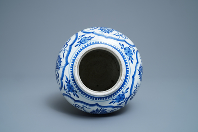 Un vase en porcelaine de Chine en bleu et blanc &agrave; d&eacute;cor de dragons, Kangxi