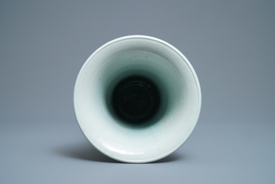 Un vase de forme gu en porcelaine de Chine wucai, Shunzhi