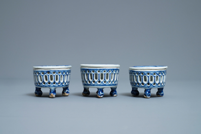 Trois salerons en porcelaine de Chine en bleu et blanc, Qianlong