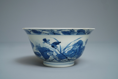 Un bol en porcelaine de Chine en bleu et blanc d&eacute;cor de h&eacute;rons, marque Fu, Kangxi