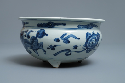 Een grote Chinese blauw-witte driepotige wierookbrander, Ming