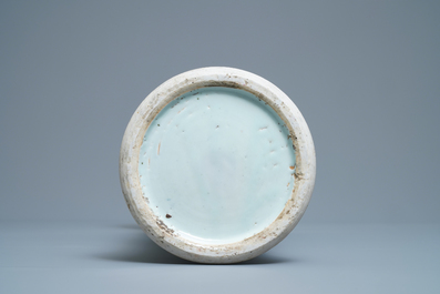 Un vase de forme gu en porcelaine de Chine wucai, Shunzhi