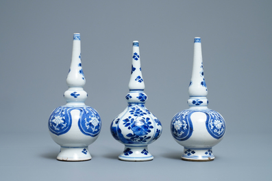 Drie Chinese blauw-witte sprenkelaars voor de Islamitische markt, Kangxi