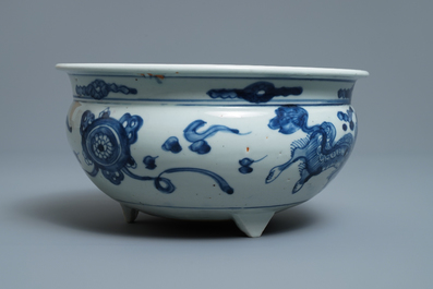 Een grote Chinese blauw-witte driepotige wierookbrander, Ming