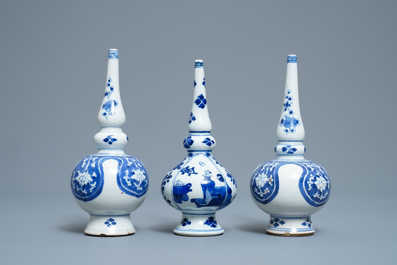 Drie Chinese blauw-witte sprenkelaars voor de Islamitische markt, Kangxi