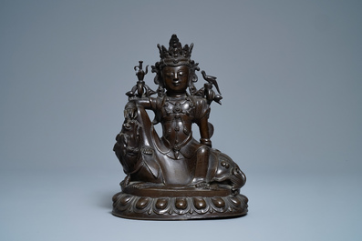 Une figure de Guanyin sur un dragon en bronze incrust&eacute; d'argent, marque de Shisou, 18/19&egrave;me