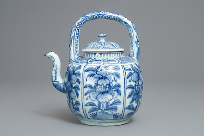 Une verseuse &agrave; vin en porcelaine de Chine en bleu et blanc, Wanli