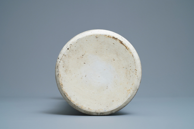 Un vase de forme gu en porcelaine de Chine wucai, Shunzhi