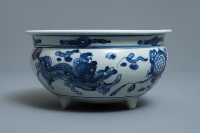 Een grote Chinese blauw-witte driepotige wierookbrander, Ming