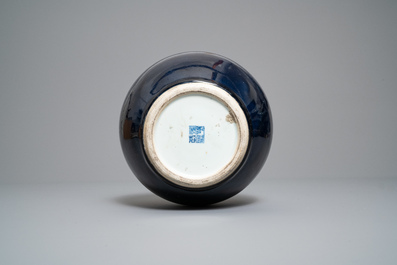 Een monochrome Chinese 'sacrificial blue' flesvormige vaas, Qianlong merk en periode
