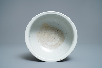 Een grote Chinese blauw-witte driepotige wierookbrander, Ming