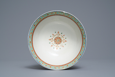 A Chinese Thai market Bencharong bowl, 19th C.