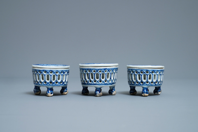 Trois salerons en porcelaine de Chine en bleu et blanc, Qianlong