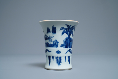 Un pot &agrave; pinceaux en porcelaine de Chine en bleu et blanc, &eacute;poque Transition
