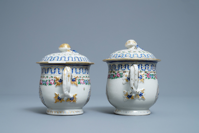 Une paire de bols couverts sur pr&eacute;sentoirs en porcelaine de Chine famille rose, Qianlong