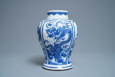 Un vase en porcelaine de Chine en bleu et blanc &agrave; d&eacute;cor de dragons, Kangxi