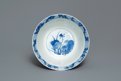 Un bol en porcelaine de Chine en bleu et blanc d&eacute;cor de h&eacute;rons, marque Fu, Kangxi