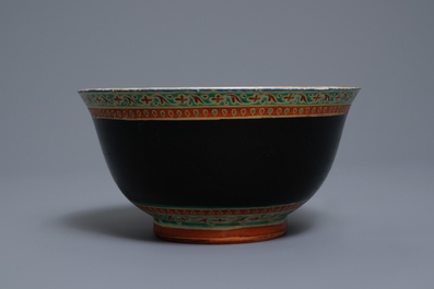 A Chinese Thai market Bencharong bowl, 19th C.