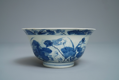 Un bol en porcelaine de Chine en bleu et blanc d&eacute;cor de h&eacute;rons, marque Fu, Kangxi